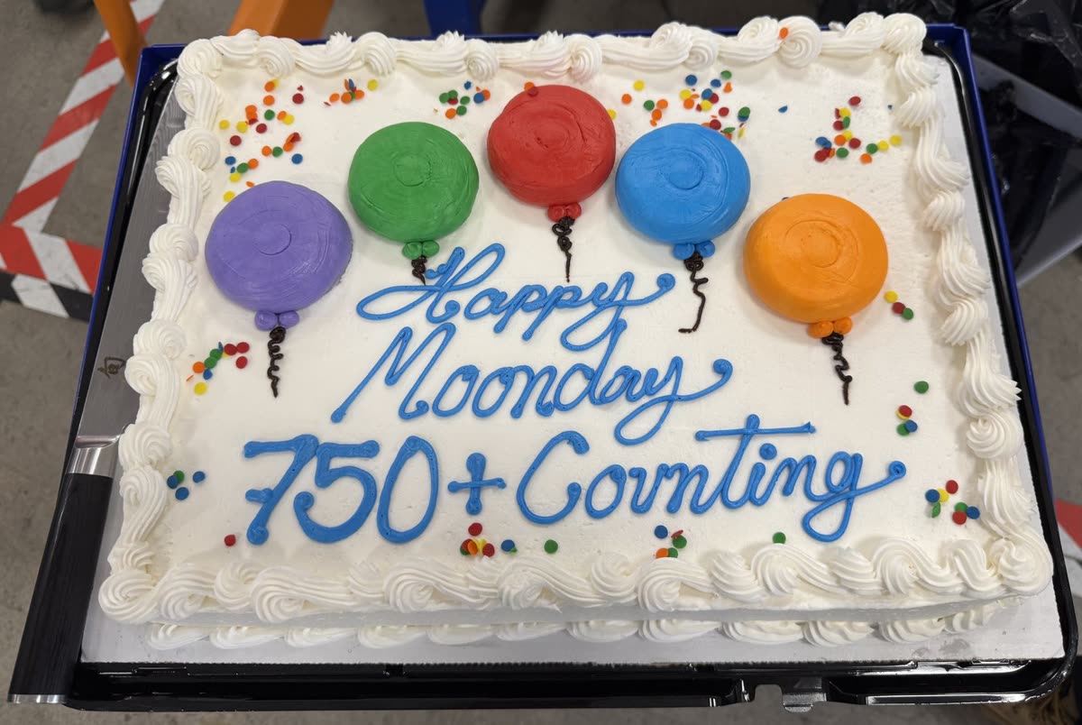 写着 Happy Moonday 750 + Counting 的 sheet cake